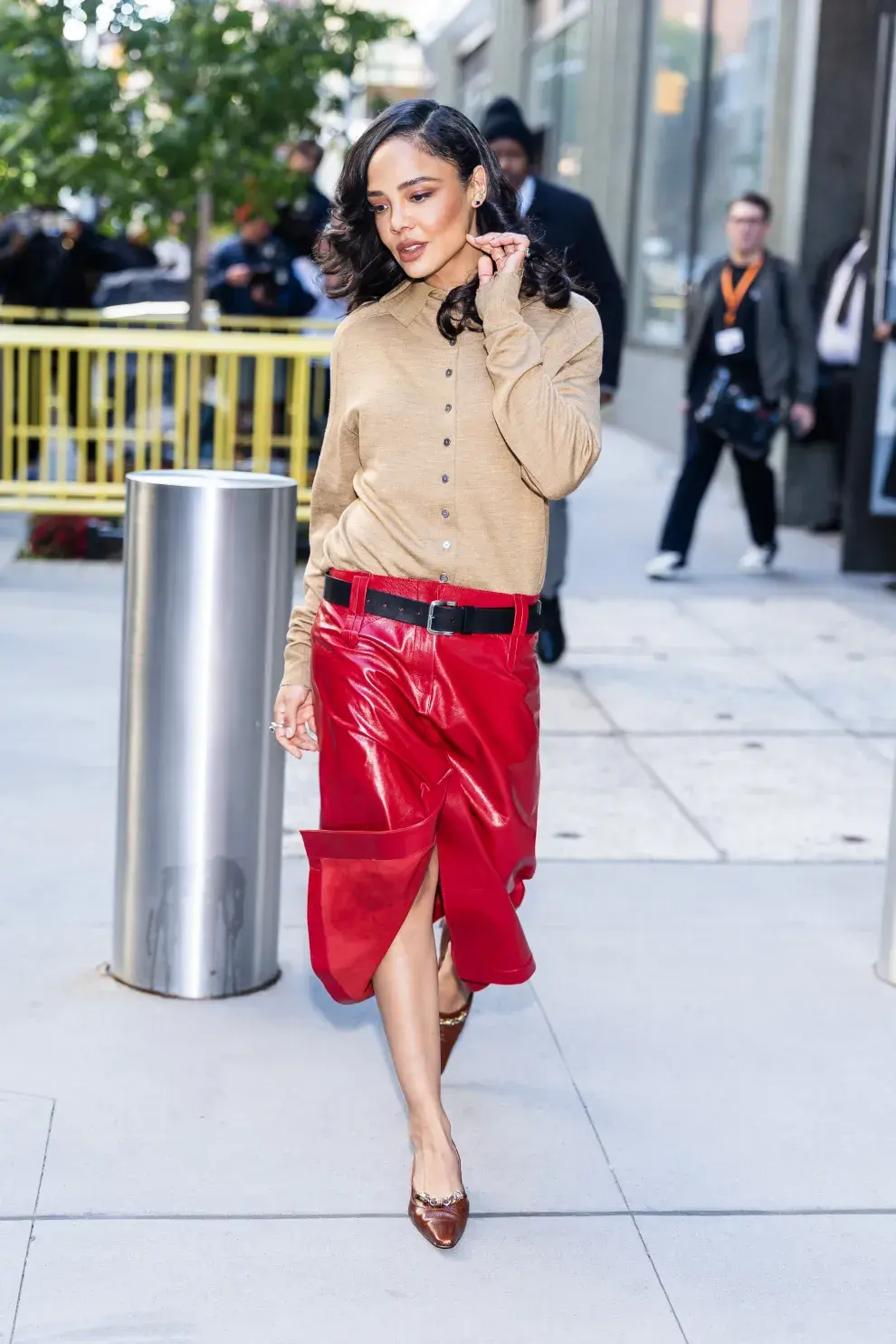 Vuelve la falda de charol: cómo usarla para que no parezca disfraz 