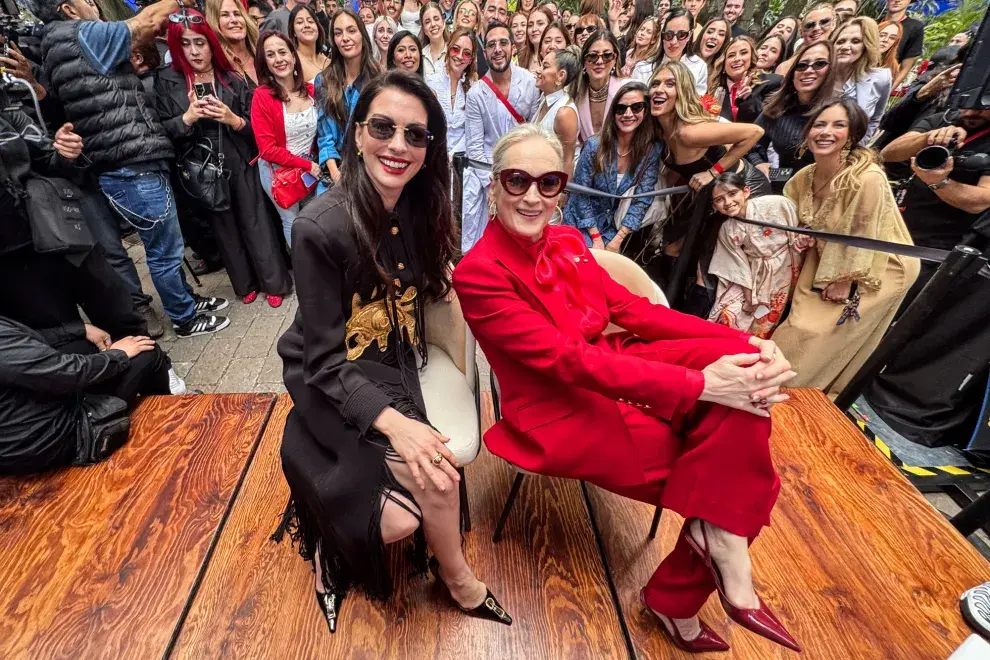 En plena gira promocional de El diablo viste a la moda 2, Anne Hathaway volvió a demostrar que los grandes looks no dependen solo de la ropa.