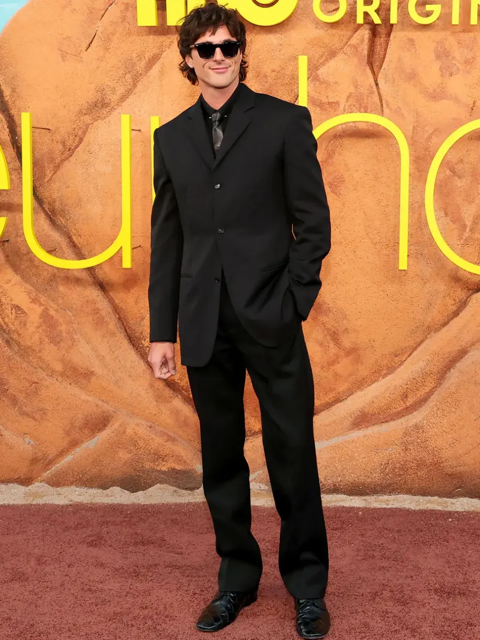 Jacob Elordi con un outfit total black en la red carpet