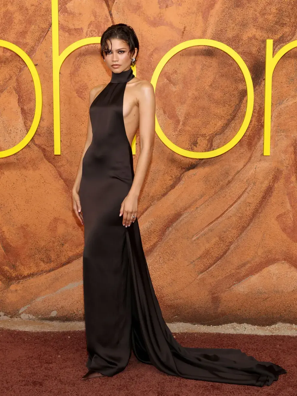 Zendaya apostó por un look que habla su idioma favorito: la elegancia depurada.
