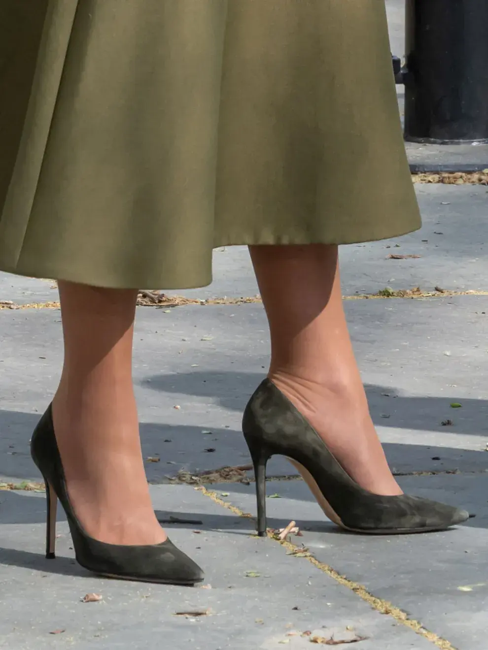 El conjunto se completó con pendientes, pulsera y anillo a juego, además de salones en tono gris y un clutch coordinado, logrando una paleta armónica entre verdes y neutros que refuerza su elegancia sin excesos.