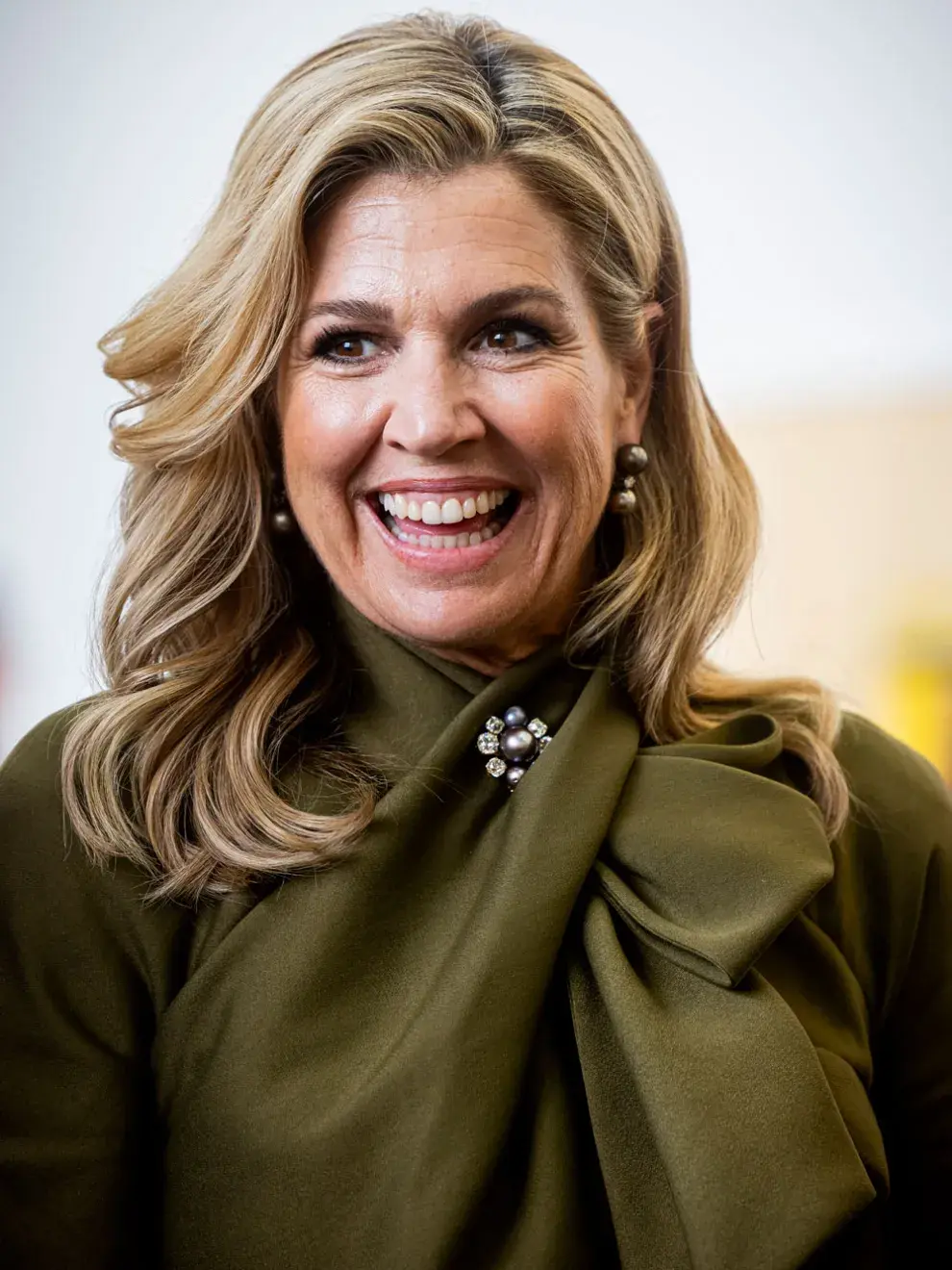 Lejos de tratarse de una pieza nueva, la reina recuperó este diseño que ya había llevado en 2025, durante la proclamación en Luxemburgo, reafirmando su compromiso con una moda más consciente.