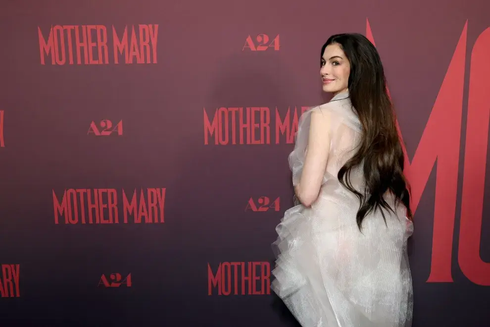 En cuanto al beauty, la actriz optó por un enfoque equilibrado: pelo suelto con ondas suaves y un maquillaje en tonos neutros, con piel luminosa y labios naturales.