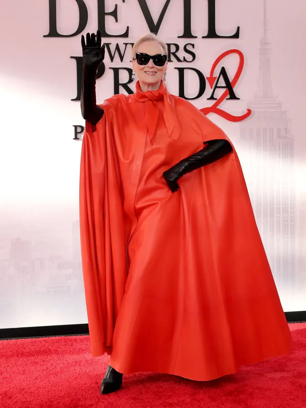 Streep, en tanto, reforzó su impronta como Miranda Priestly con una capa de cuero rojo de Givenchy, acompañada de accesorios negros que aportaron dramatismo y carácter.