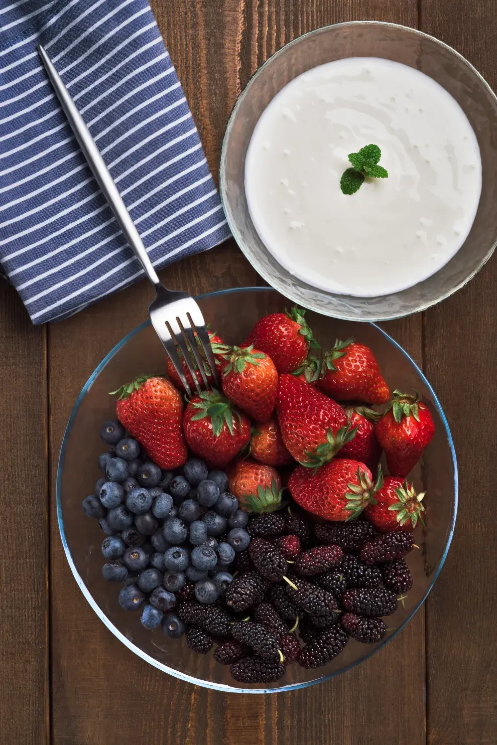 Es una de las opciones más completas y rápidas. El yogur aporta proteínas y probióticos, mientras que la fruta suma fibra, vitaminas y dulzor natural.