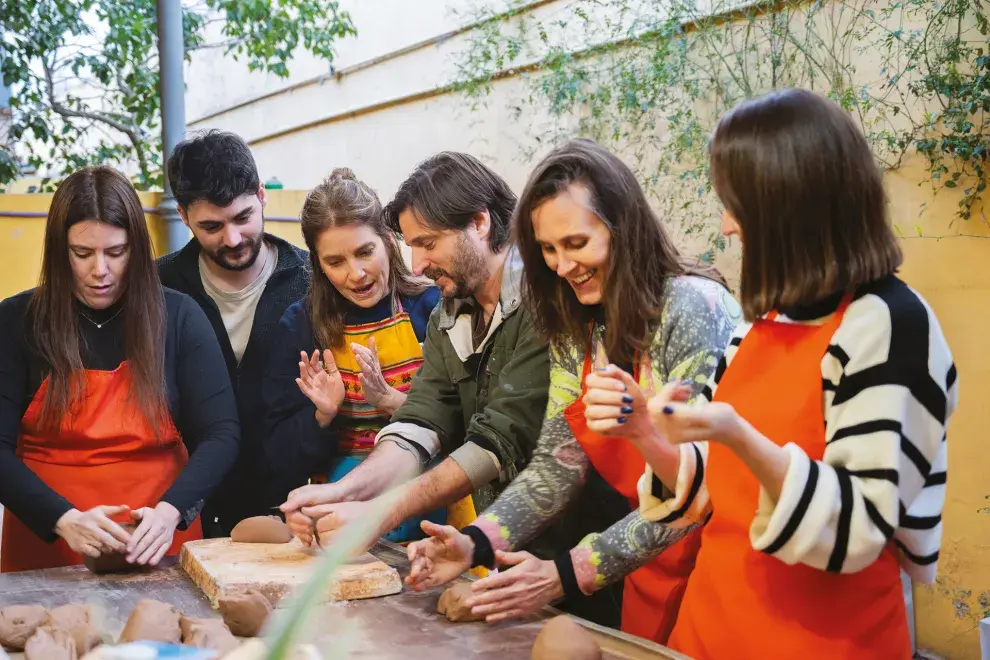 Mujeres haciendo alfarería