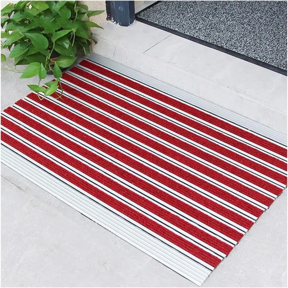 En ese contexto, los felpudos tradicionales de fibra —como los de coco o textiles— están siendo reemplazados por una alternativa mucho más eficiente: los modelos de aluminio