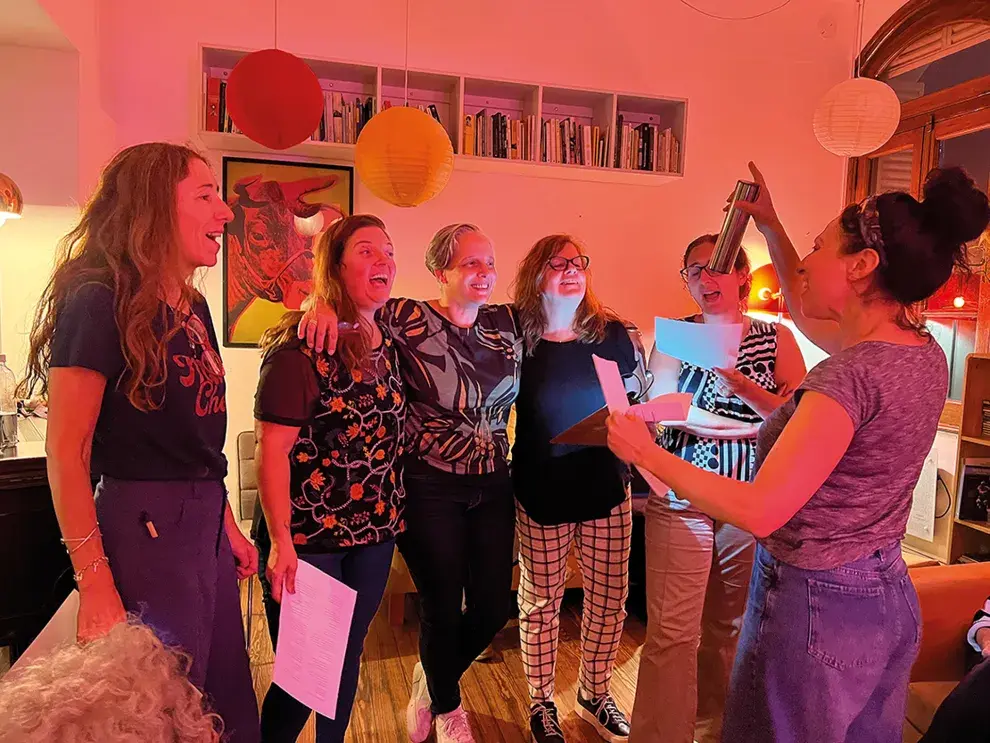 Mujeres cantando juntas