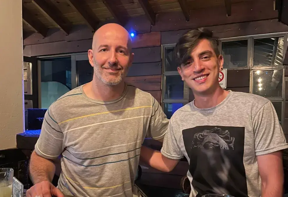 Joaquín Gallardo junto a su maestro, el escritor Luis Mey.