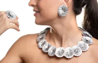 Andrea de Navarrete: la diseñadora que transforma residuos en joyería contemporánea sostenible