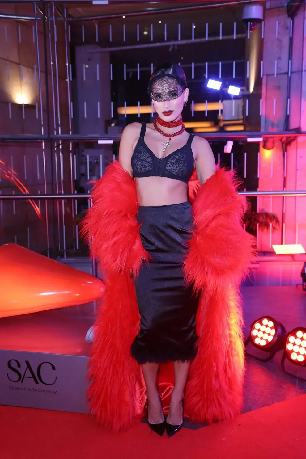 Juli Poggio con un outfit muy sexy en rojo y negro