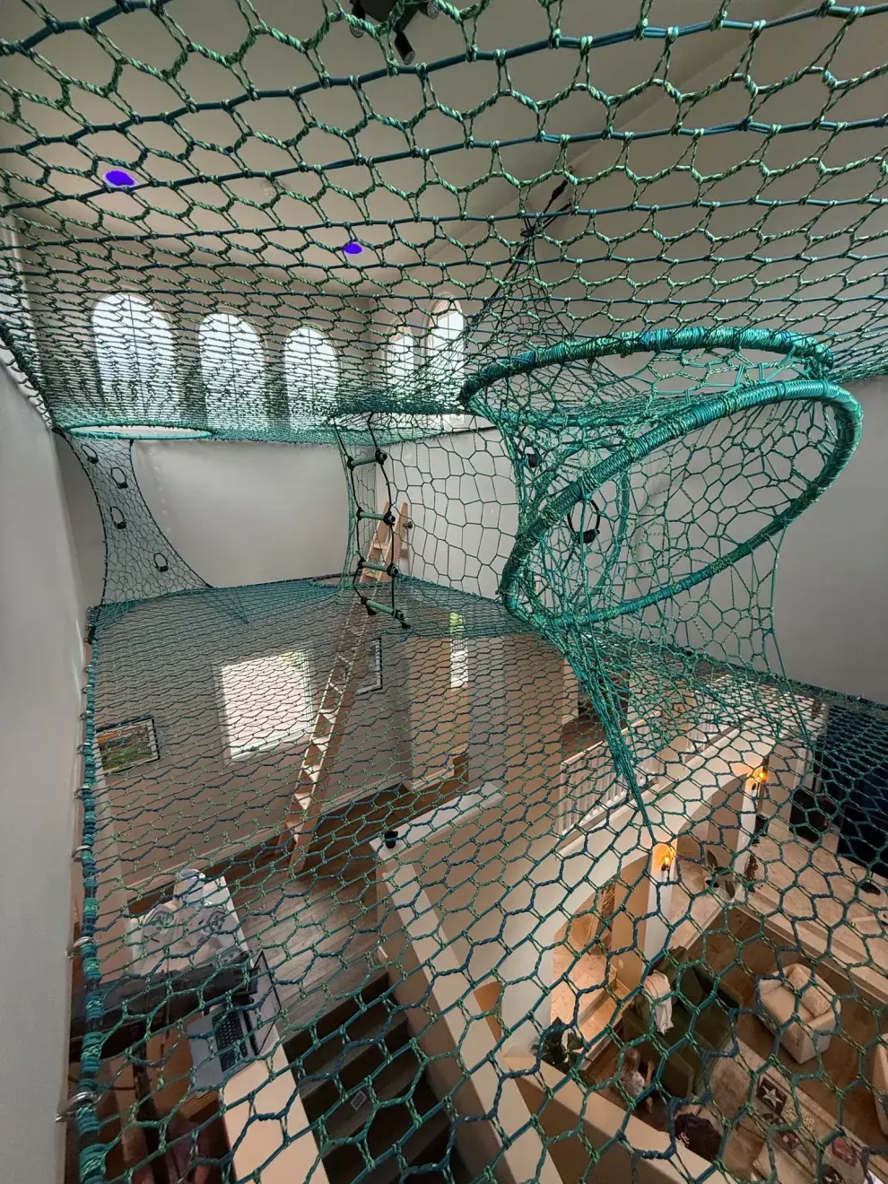 La casa que desconcierta a todos: parece un parque de diversiones y su diseño se volvió viral.