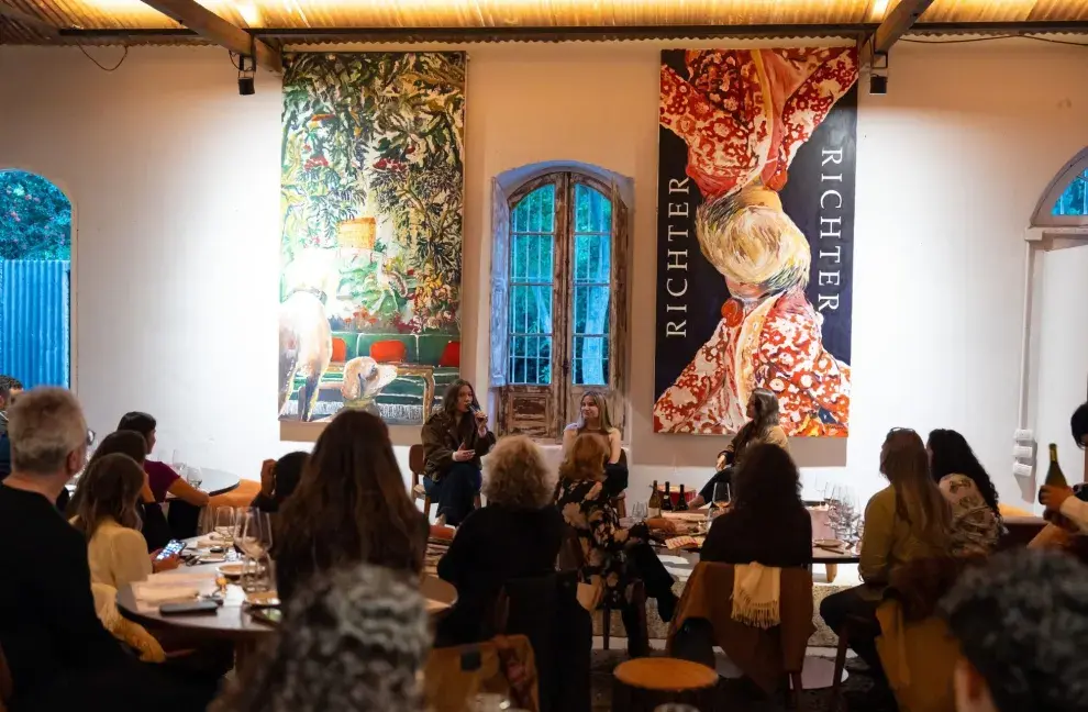  Andrea Carballo, Tamara Tenenbaum y Camila Cerezo Pawlak lideraron una conversación que fluyó entre el arte, el feminismo, la vitivinicultura y el paisaje