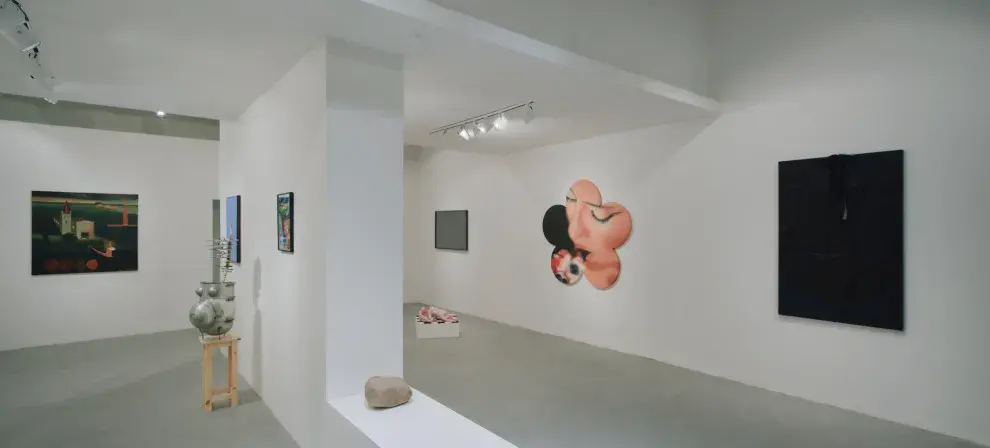 OBSESIONES ACUMULADAS, con curaduría de Delfina Bustamante que, en colaboración con sus respectivas galerías, reúne obras de dieciocho artistas centrales de la escena del arte local. 