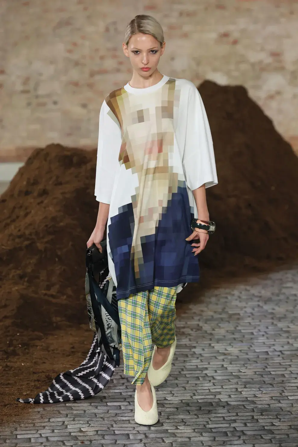 los guiñOs latinos en el desfile de moschino en la semana de la moda en milán.