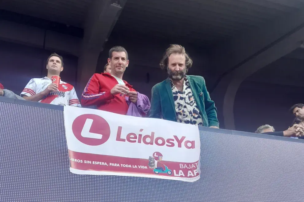 Matías Reck junto a su hermano Pato promocionaron la app LeídosYa en la cancha de River.