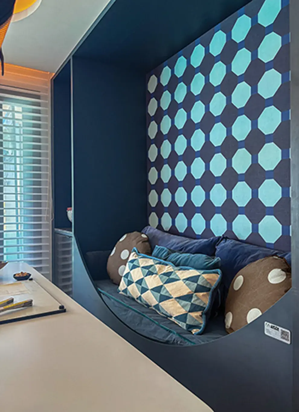 EL AZUL INTENSO FUE EL  DISPARADOR DEL PROYECTO DEL  ESTUDIO LETI ROCCO, QUE EXPLORA  FORMAS Y GEOMETRÍAS