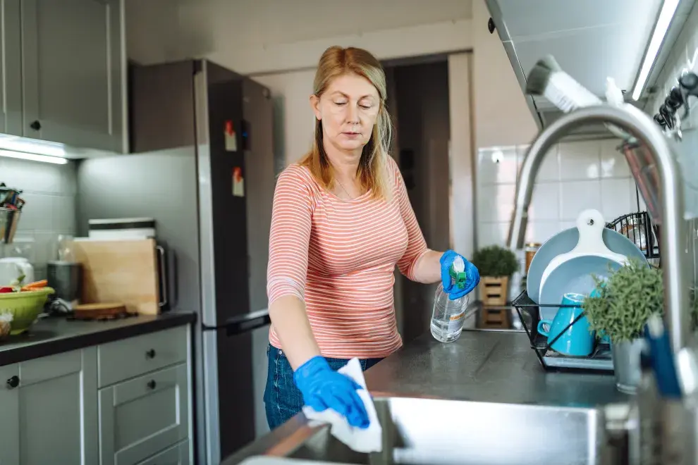 El aceite de oliva vencido, el bicarbonato y el vinagre: los trucos de limpieza sustentable que funcionan de verdad