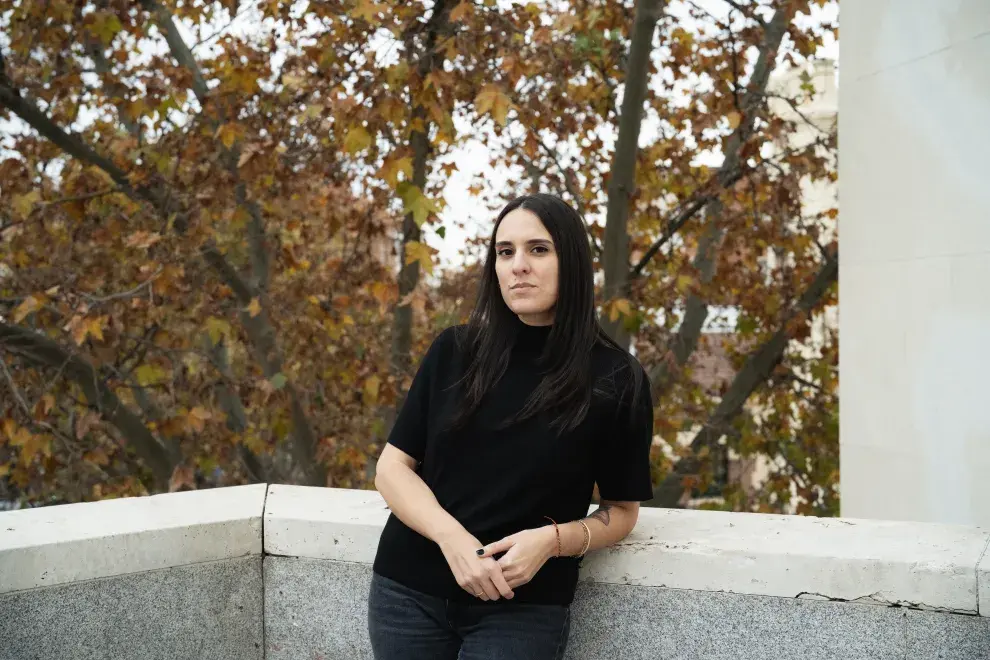 Lucía Solla Sobral es de Marín, tiene 37 años y "Comerás flores" (editada por Libros del Asteroide) es su primer libro. Ya está trabajando en el segundo. 