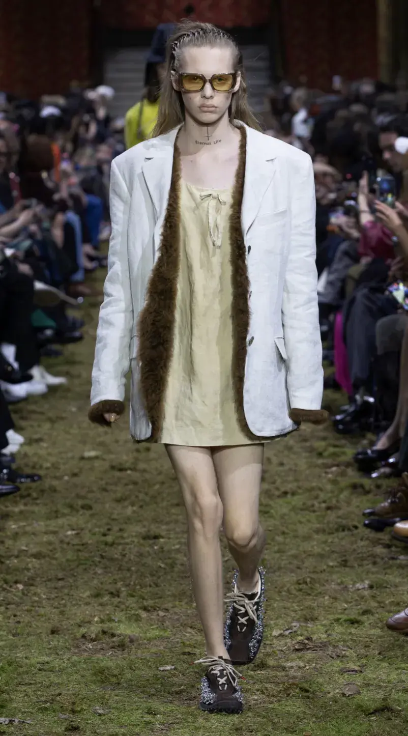 El ugly green —ese verde entre musgo, oliva oscuro y tinte amarillento— pertenece a esta segunda categoría.