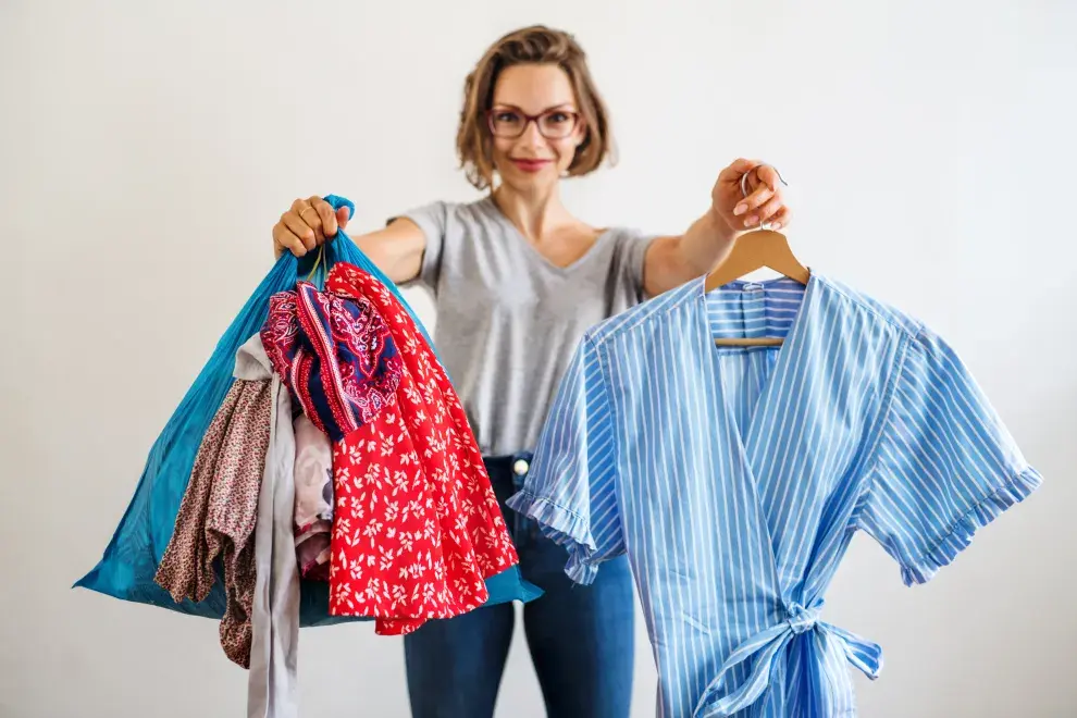 Reciclar ropa de verano: qué hacer con las prendas que ya no usás antes de guardarlas.