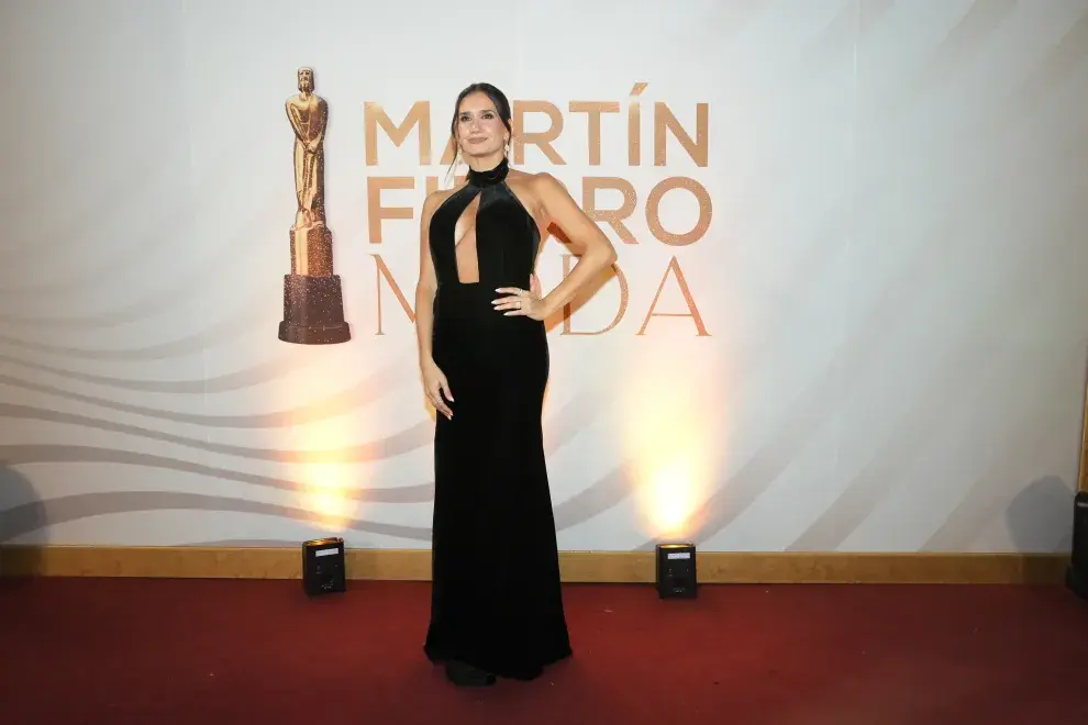 Momi Giardina con vestido de Augusto Brugognoni y joyas de Jean Pierre en la alfombra roja de los Martín Fierro de la Moda 2026.