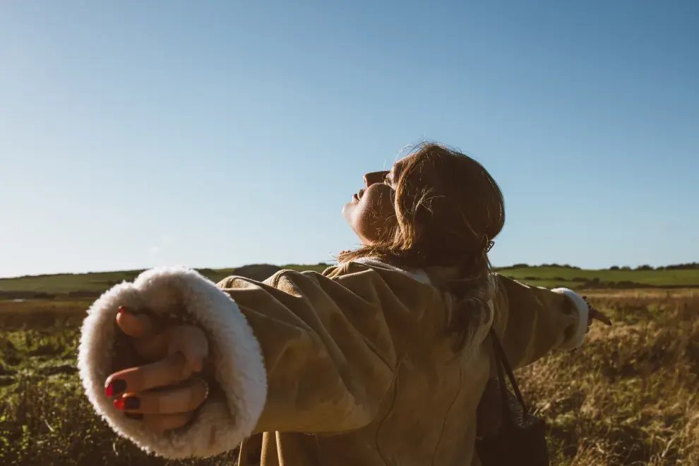 Foto de mujer relajada al sol.