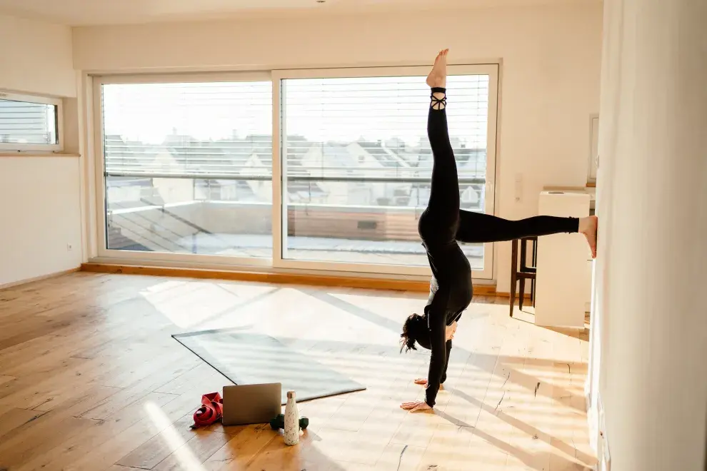 Foto de mujer haciendo pilates en la pared.
