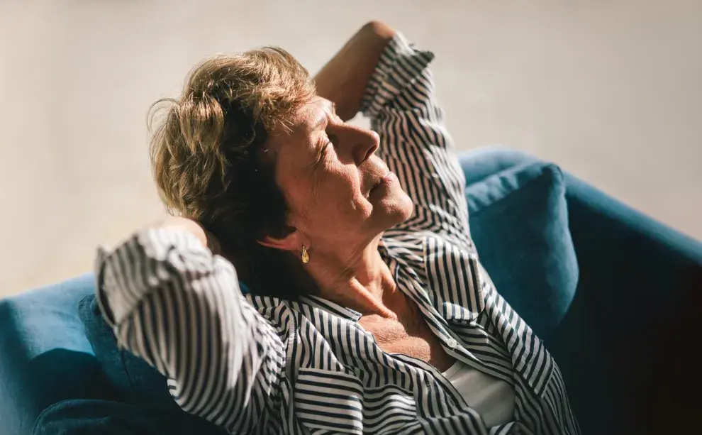 Foto de mujer descansando.