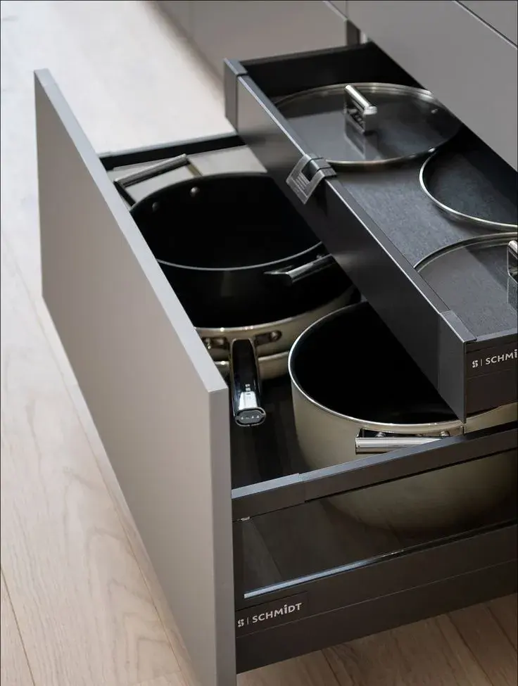 Foto de cajón organizador de ollas.