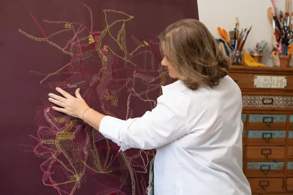 De ganar un concurso en Japón cuando era niña a reinventarse de adulta: la historia de Patti Saporiti, referente del arte textil