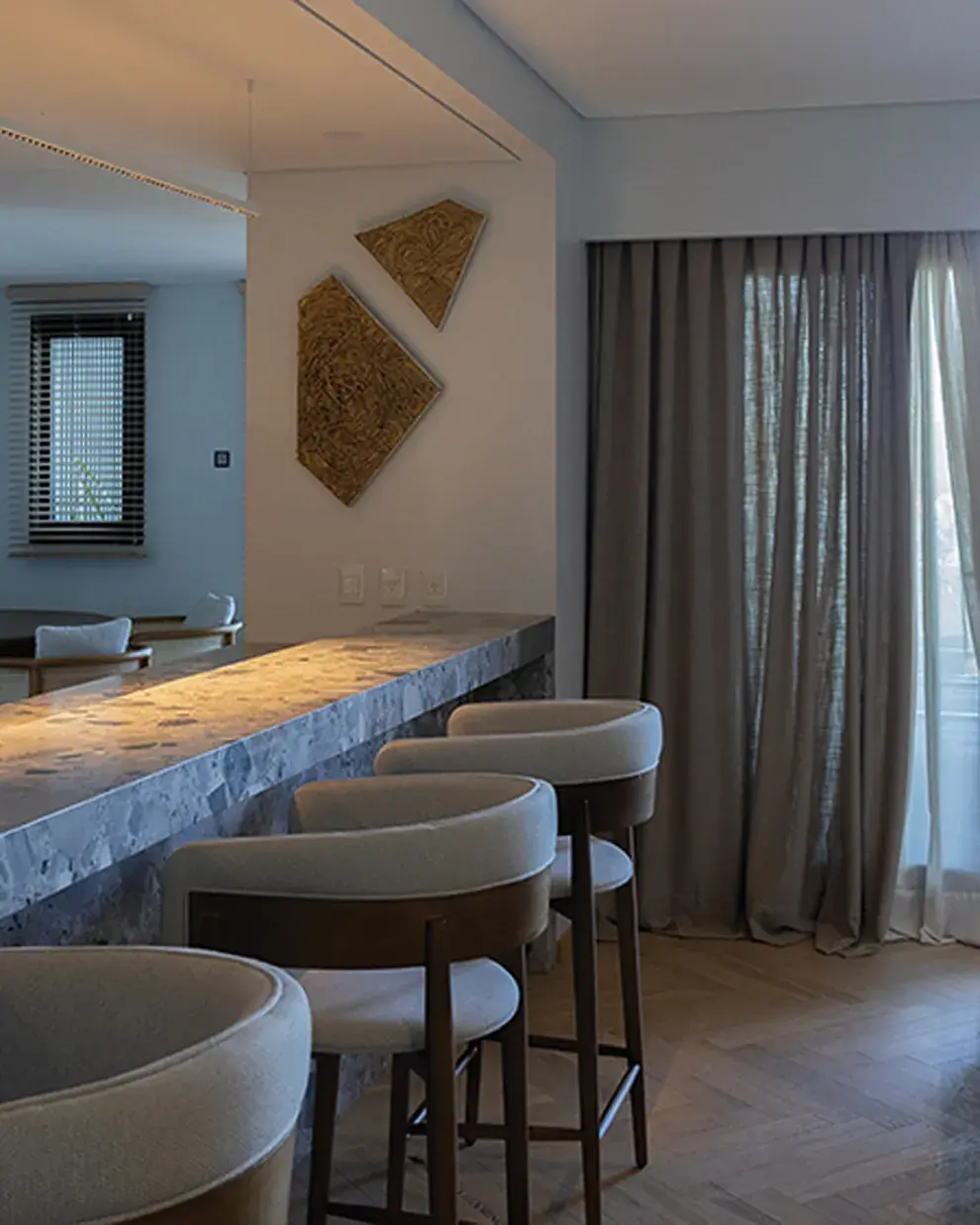 UNA BARRA DE PIEDRA DIVIDE  AMBIENTES EN EL PROYECTO  DE PÍA MAGRI.