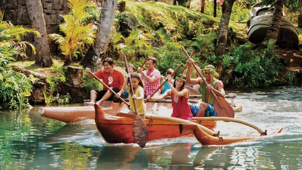 en polynesian cultural center recorrés las distintas “islas” de indonesia y conocés su cultura.