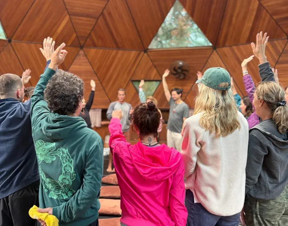 Personas compartiendo dentro de un domo