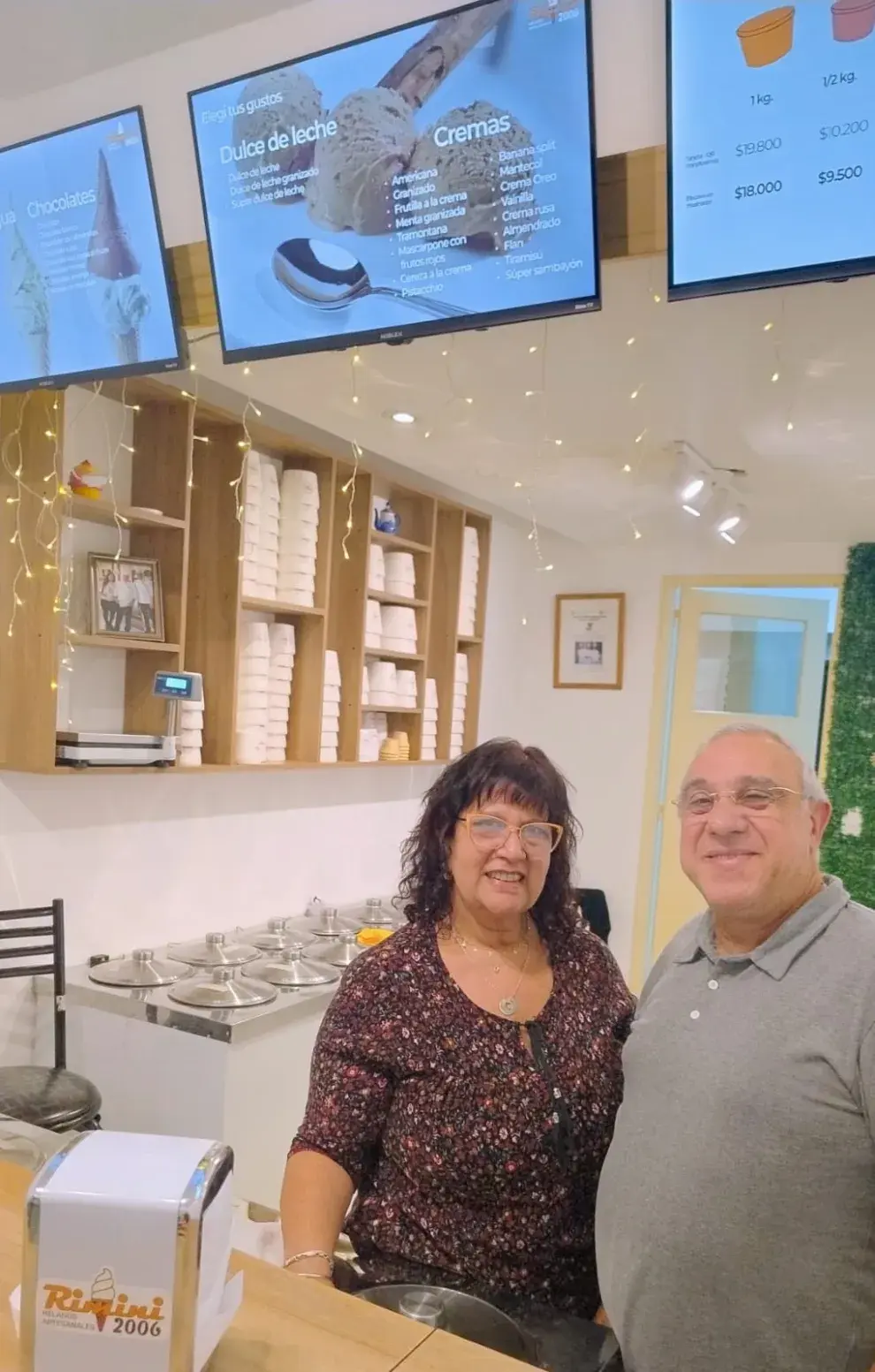 Nelson Buendía junto a su esposa, en la heladería Rimini 2006, en Almagro.