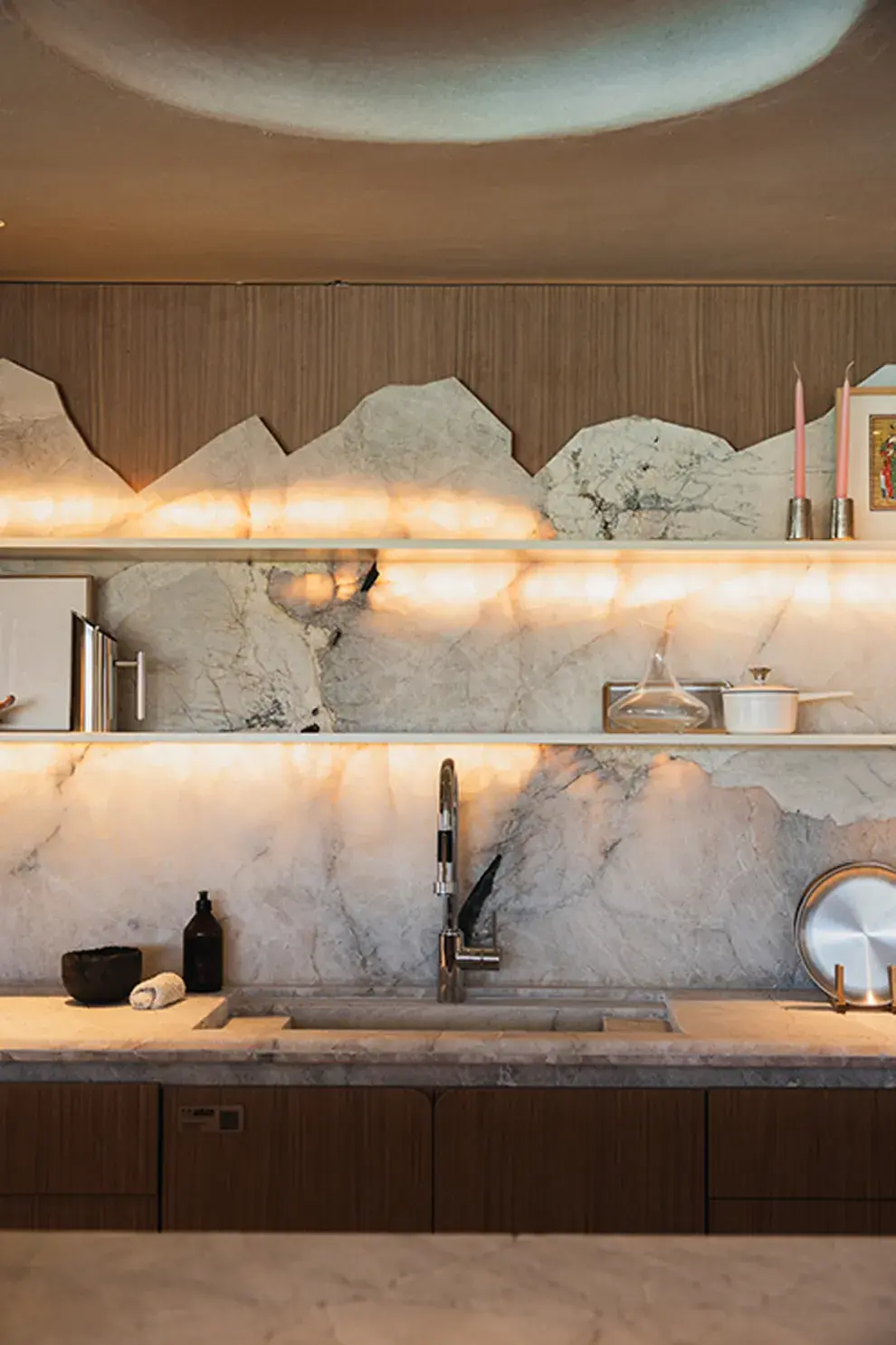 BUEN USO DE RECURSOS  Y MATERIALES EN LA COCINA  DEL INTERIORISTA ROB ORTIZ