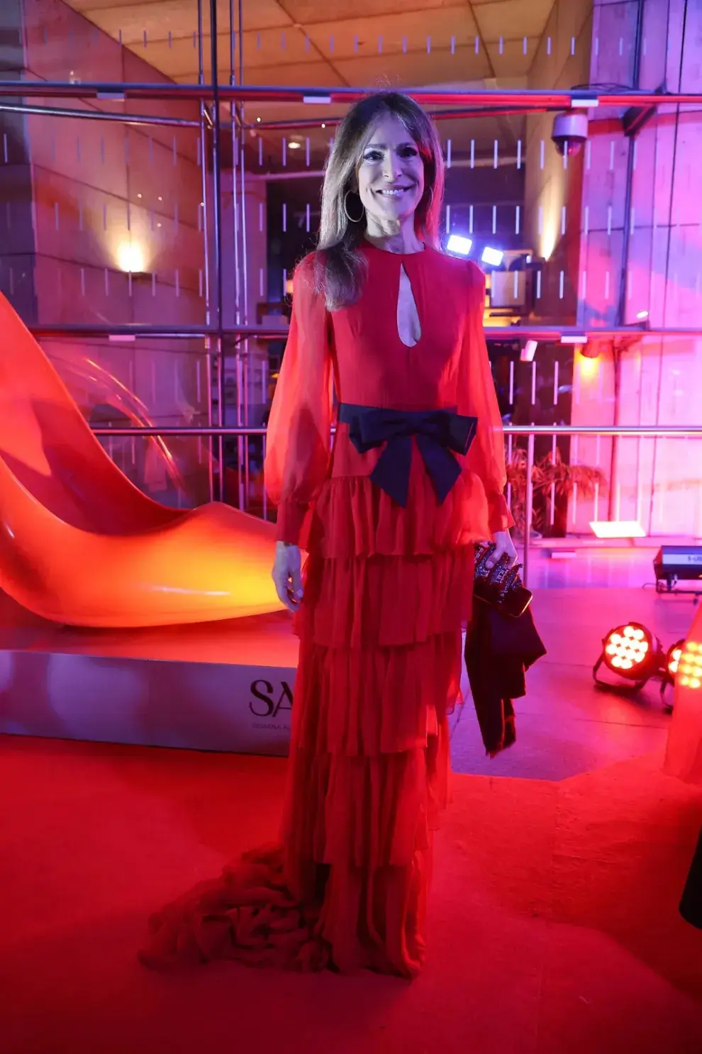 Los invitados acataron el dress code: "black tie rojo & negro"