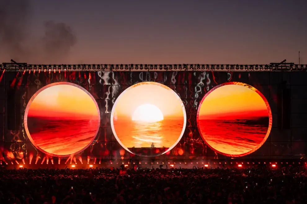 11 y 12 de abril vuelve Sunsetstrip, el ciclo de Hernán Cattaneo que ya es un fenómeno global —con fechas en ciudades como Montreal, San Pablo y Punta del Este— y que transforma Ciudad Universitaria en una experiencia donde la música electrónica, la naturaleza y el sunset se mezclan en algo mucho más grande que un show.