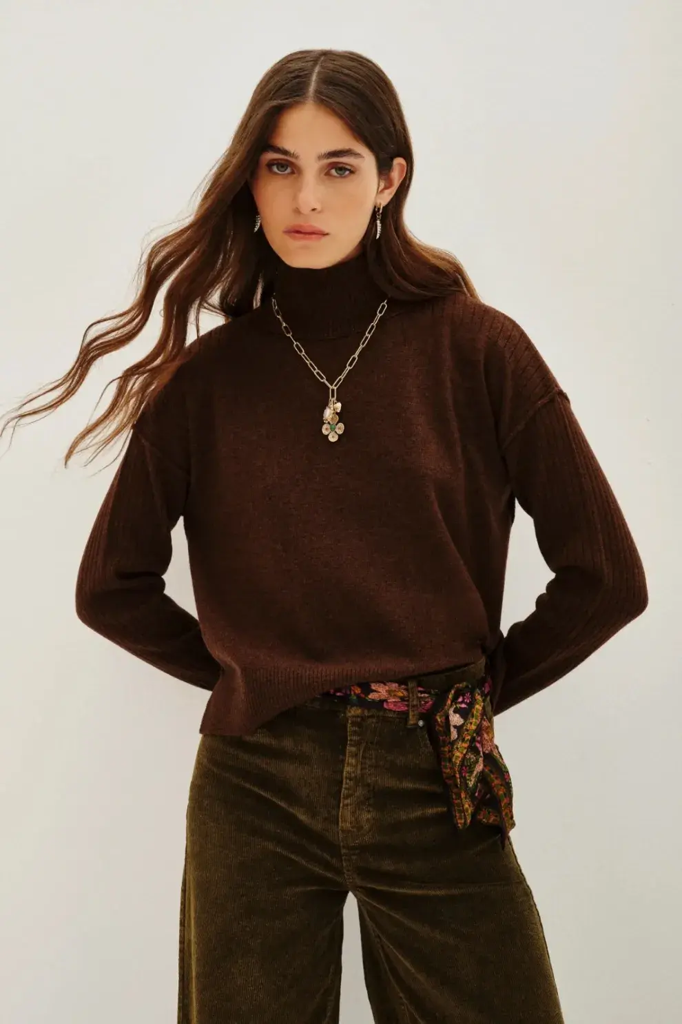 Tejida en un hilado con cachemira, una fibra natural reconocida por su suavidad y calidez al tacto. (RAPSODIA $420.000)