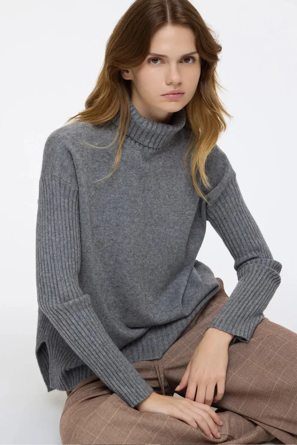 El gris es un básico que no falla. Queda súper con azul y el color borgoña (CUESTA BLANCA $ 46.990)