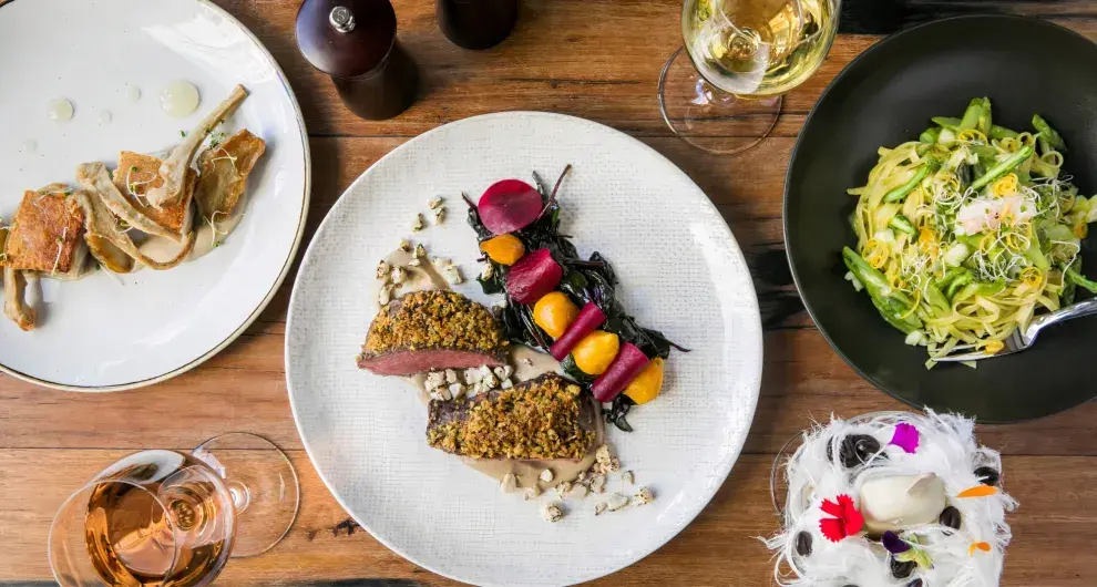 Imagen de platos de comida.