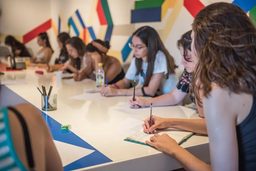 Personas escribiendo juntas