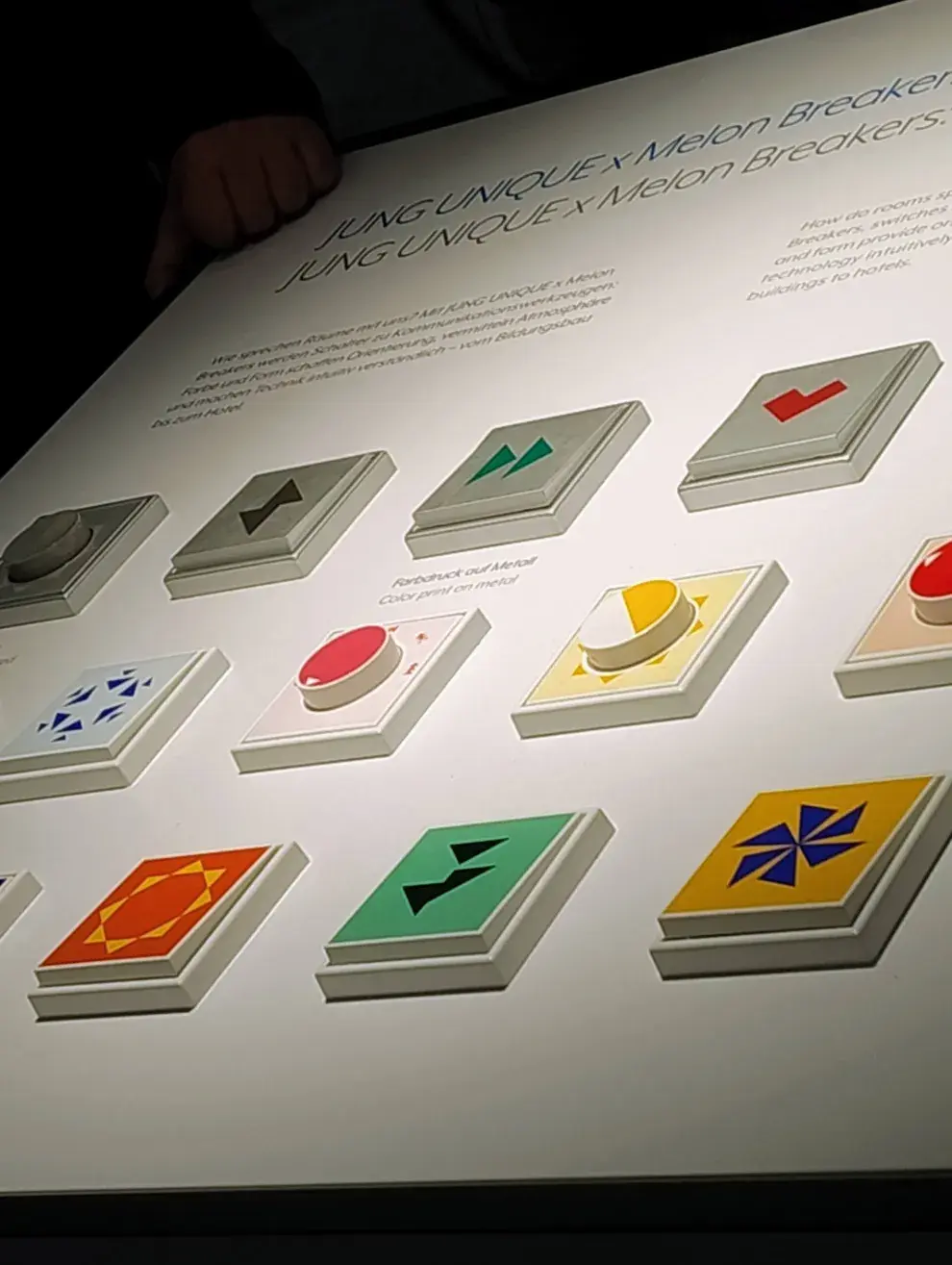 Interruptores diseñados por Jung junto con el estudio español Melon Breakers. Esta iniciativa los transforma en elementos narrativos y artísticos dentro del ambiente 