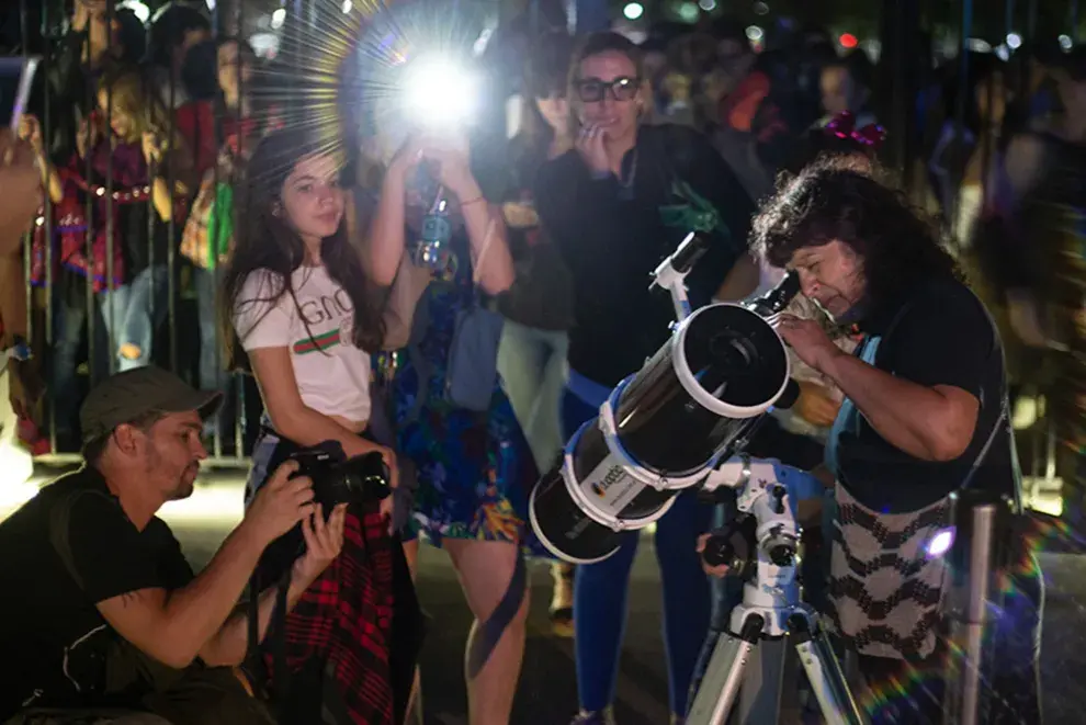 Observación con telescopios en el Planetario, una actividad que fascina a chicos y grandes.