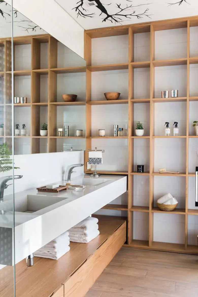 Cada vez más, el baño se integra al dormitorio y al vestidor, generando espacios fluidos donde la luz y las vistas circulan sin interrupciones.