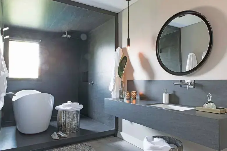 Pequeñas decisiones —como definir la ducha como un volumen o unificar materiales— pueden transformar por completo la percepción del espacio.