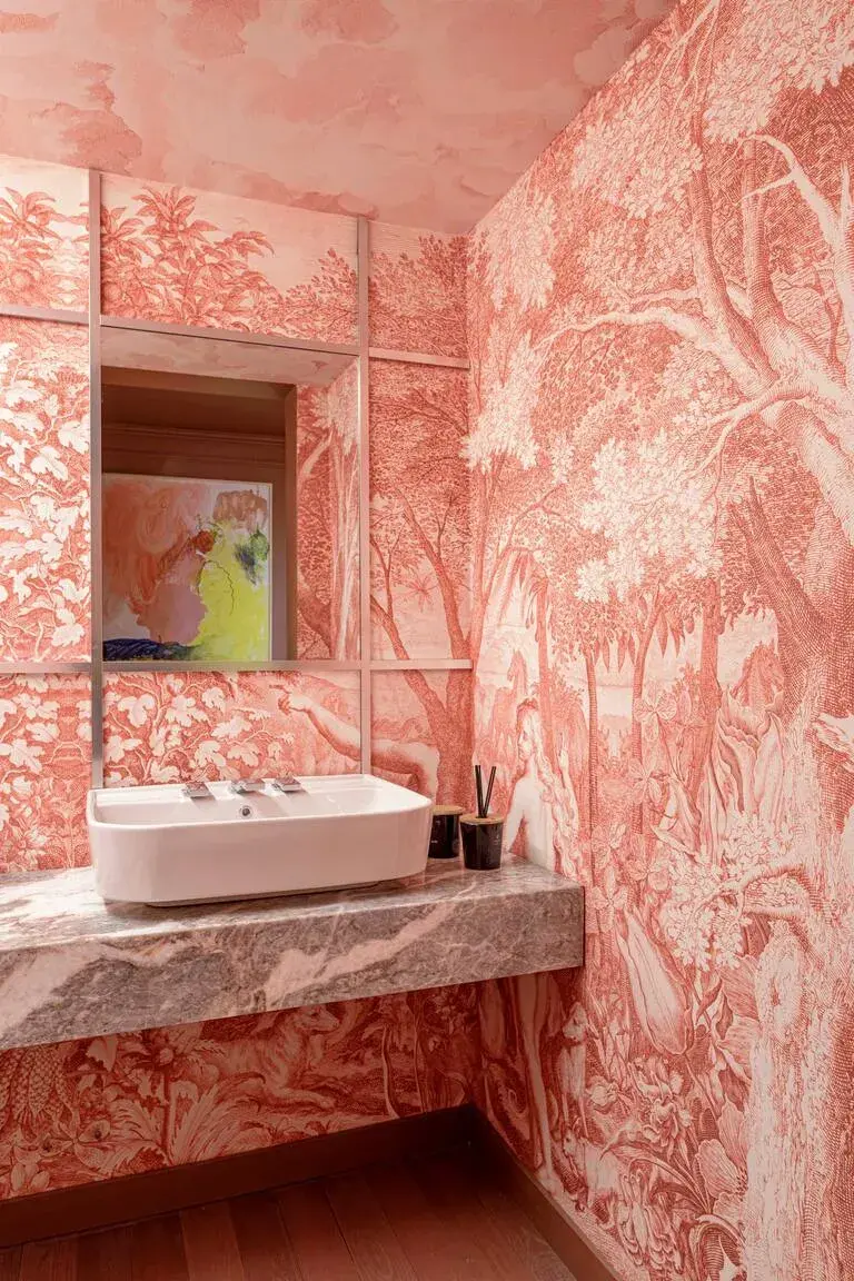 Pía Magri y Clara Griot son las autoras de este toilette sumamente femenino. Con continuidad material entre paredes y techo, dada por empapelados de distinto motivo y tonos similares.