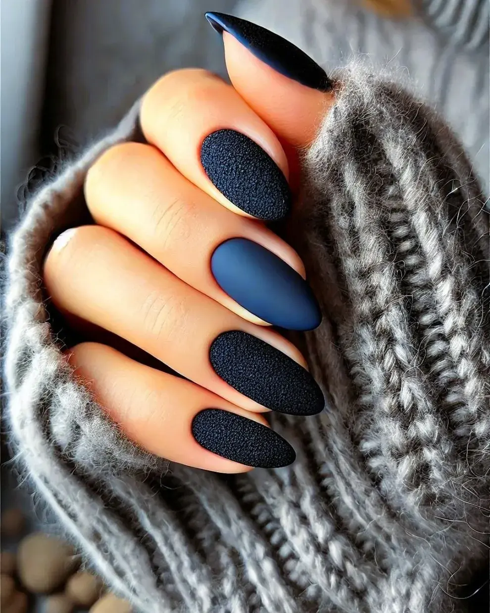 Los colores protagonistas de uñas para el otoño 2026: grises y azul tinta.