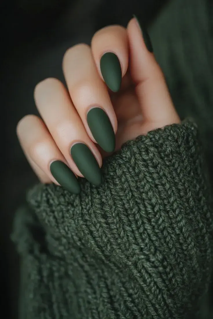 Los colores protagonistas de uñas para el otoño 2026: verde oliva y tonos musgo.