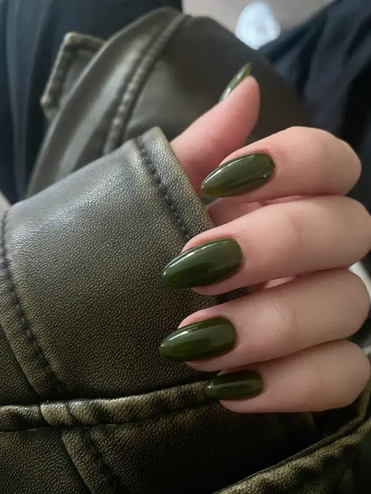 Foto de uñas color verde.